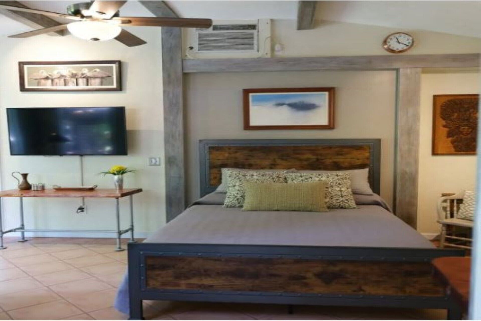 Hyde Park garden cottage steps from Bayshore/Soho