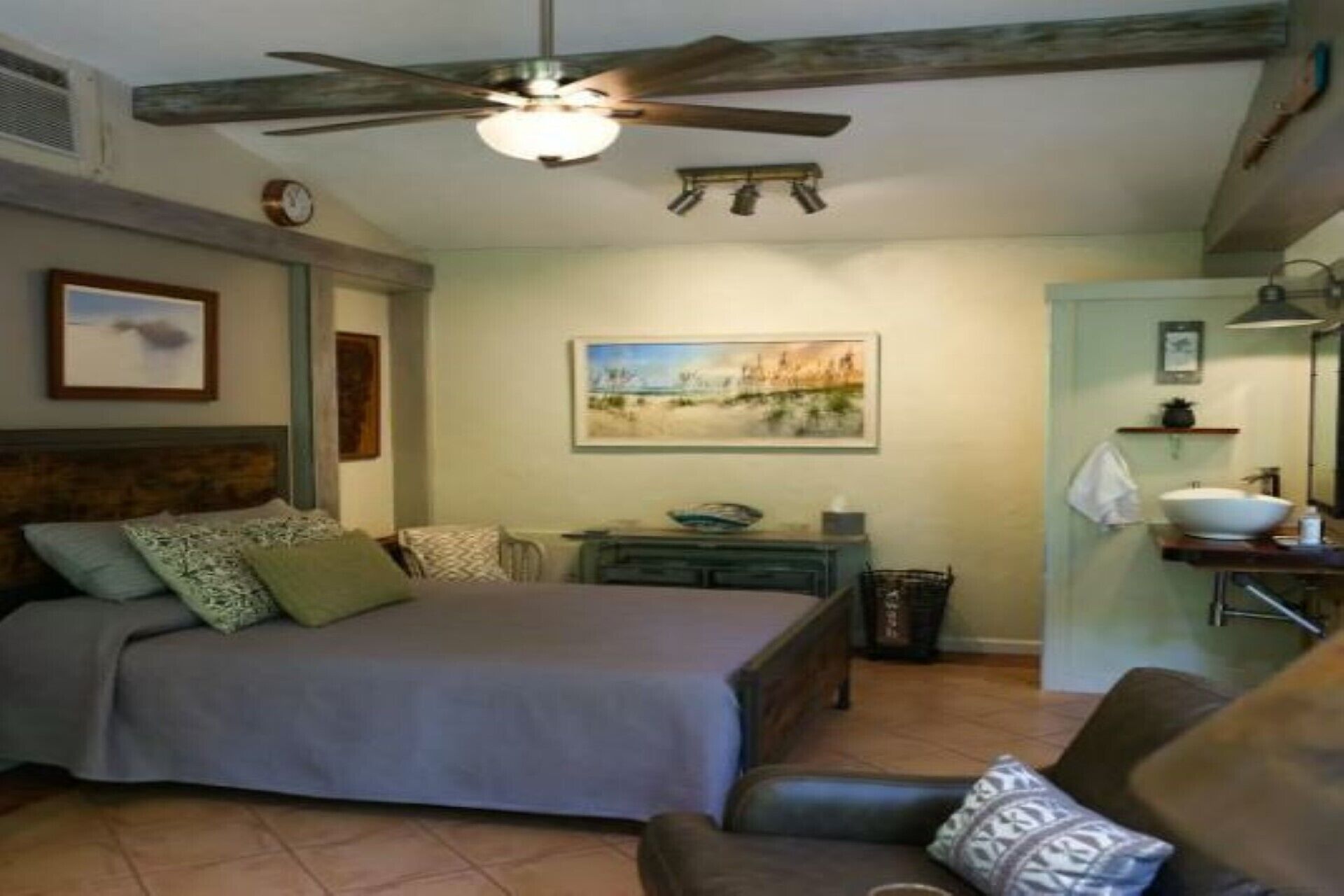 Hyde Park garden cottage steps from Bayshore/Soho