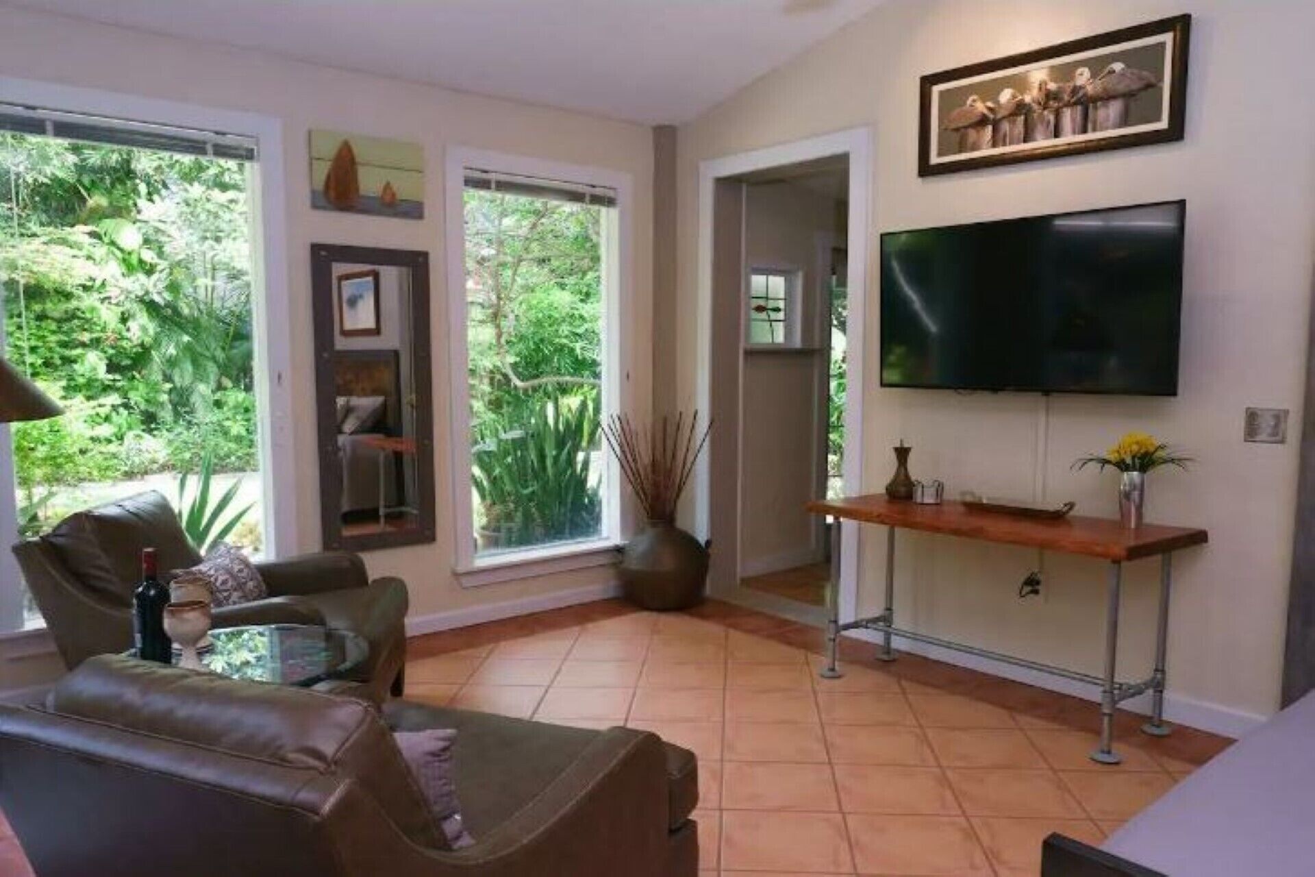 Hyde Park garden cottage steps from Bayshore/Soho