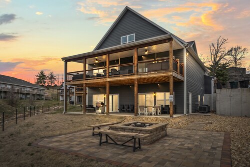 10BR Branson Lodge • Sleeps 32 • New Hot Tub • Near Hwy 76