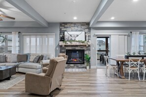 Smart TV, chimenea, videojuegos y reproductor de DVD