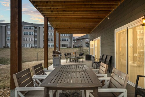 Exquisite In Town Home*Indoor Pool*Fire Pit* Gas Grill*Minutes to Lake*