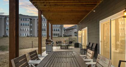 Exquisite In Town Home*Indoor Pool*Fire Pit* Gas Grill*Minutes to Lake*