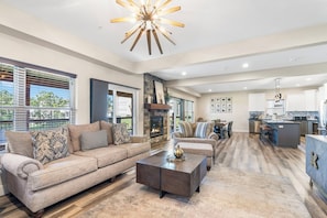 Smart TV, fireplace, DVD player - Breathtaking Home! *In Town*Fire-Pits* Indoor Pool*Yard Games*Golf View* (Branson)