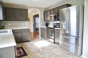 ثلاجة، ميكروويف، فرن، م�وقد طهي مسطح