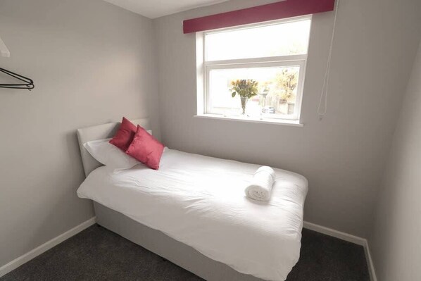 4 bedrooms, iron/ironing board, internet, bed sheets