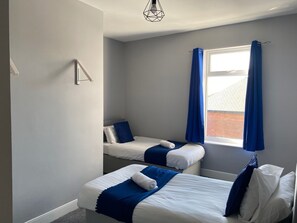 4 bedrooms, iron/ironing board, internet, bed sheets