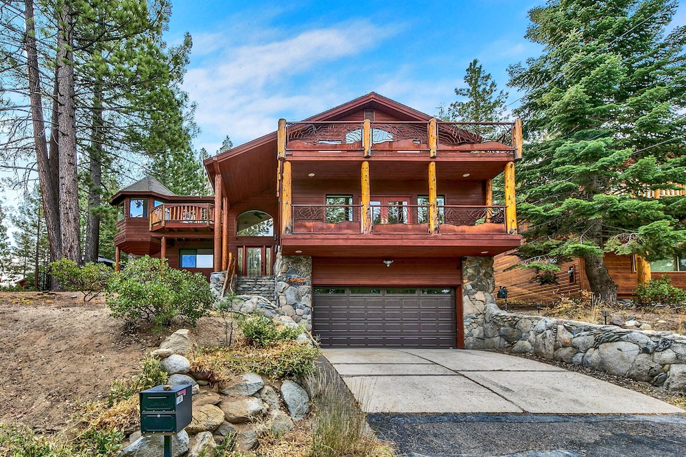 Skyline Contemporary 3BR, 4BA, Game Room, Spa