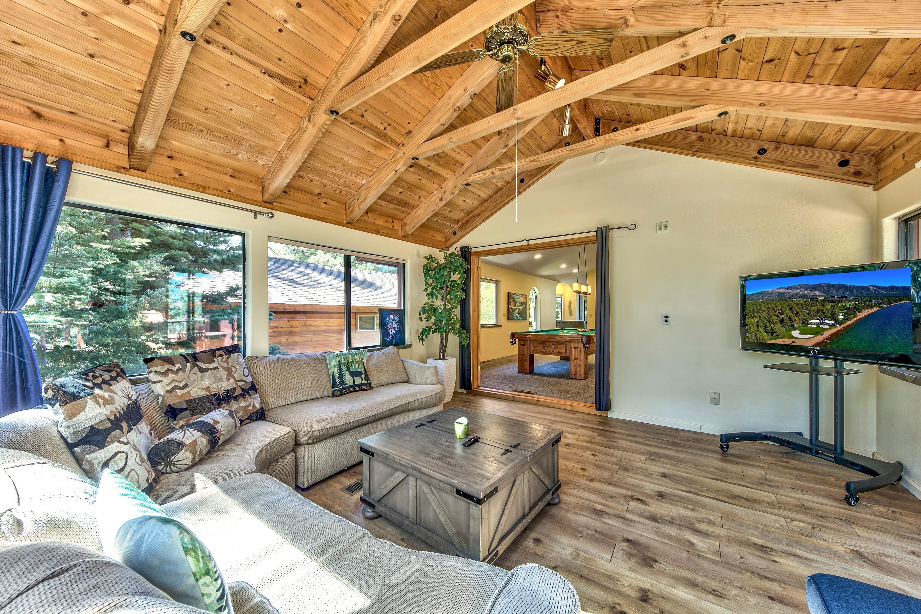 Skyline Contemporary 3BR, 4BA, Game Room, Spa