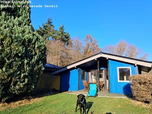 Exterior - Pure relaxation right next to the forest and only 750m to the beach in our Retro Chalet No. 4 (Kellenhusen)