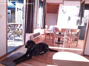 Outdoor dining - Pure relaxation right next to the forest and only 750m to the beach in our Retro Chalet No. 4 (Kellenhusen)