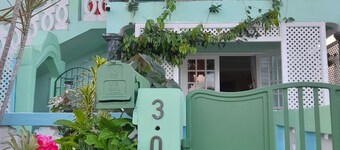 Tropical Blossom Apt. with washer, T.V, a/c,wi-fi