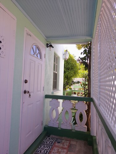 Tropical Blossom Apt. with washer, T.V, a/c,wi-fi