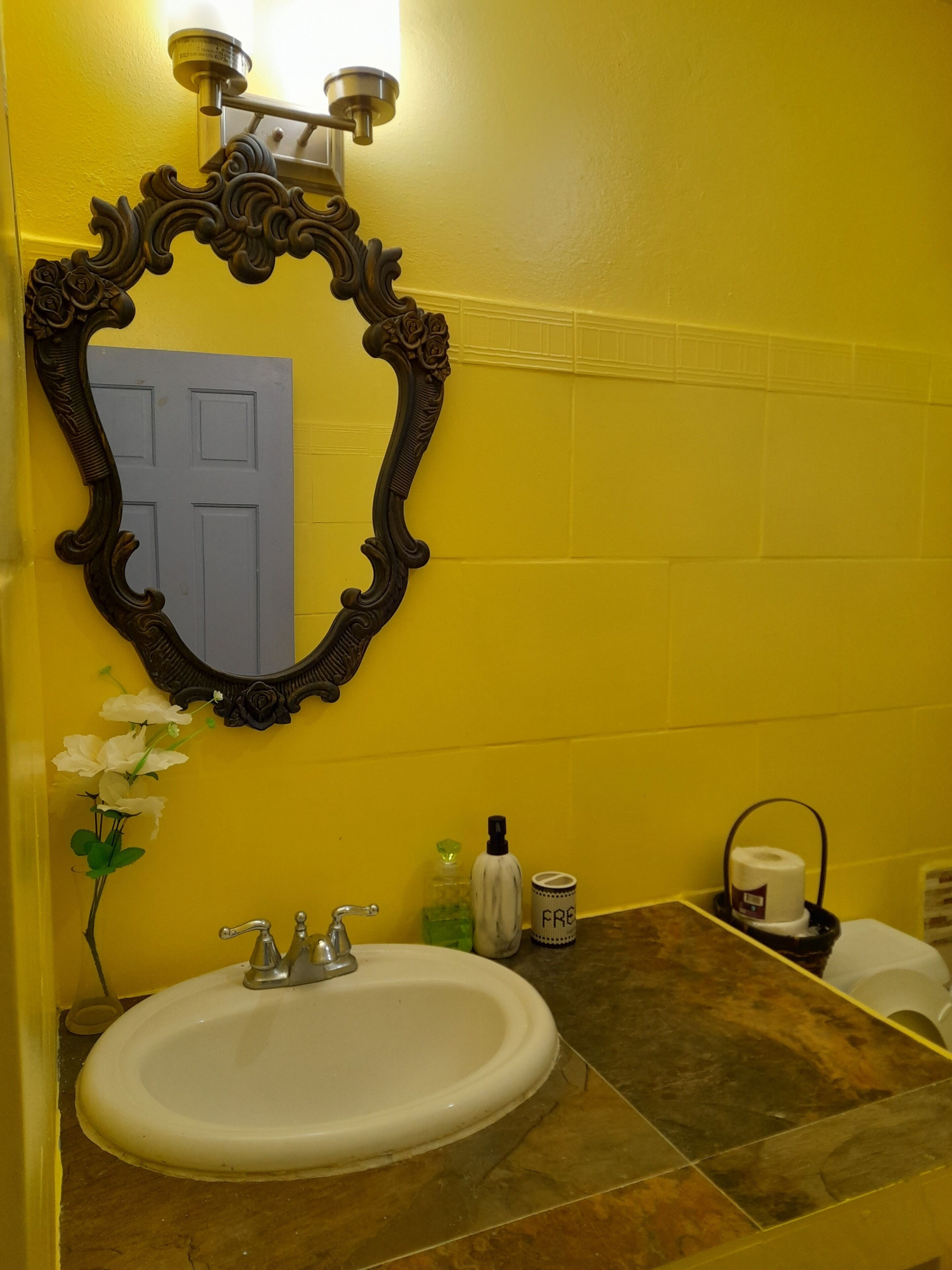 تجهيزات دش، مناشف، صابون، ورق حمّام