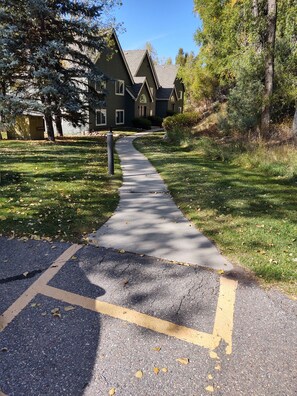 Property grounds - Modern Ground Level Riverfront Condo -  World Class Skiing - Private Fly Fishing (Edwards)