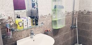 Combined shower/tub, hair dryer, towels