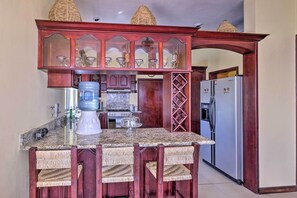 Réfrigérateur, micro-ondes, plaque de cuisson, lave-vaisselle