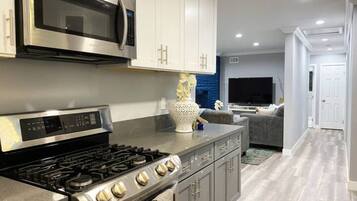 Een koelkast, een magnetron, een oven, een kookplaat