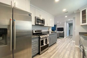 Kylskåp, mikrovågsugn, ugn och spishäll