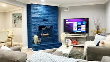 Een smart-tv, een open haard en boeken