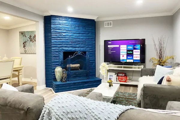 Älytelevisio, takka, kirjoja