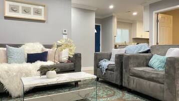 Een smart-tv, een open haard en boeken