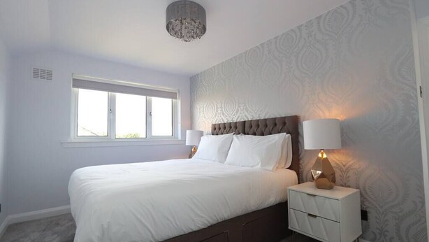 Room - Luxury detached three bedroom house with private drive and garden (Fife)