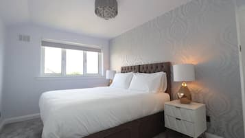 4 bedrooms, iron/ironing board, WiFi, bed sheets