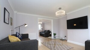 Living area - Luxury detached three bedroom house with private drive and garden (Fife)
