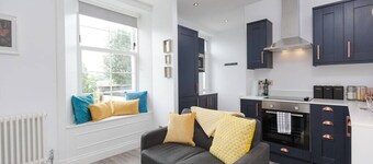 Modern , stylish one bedroom apartment in the centre of Dollar