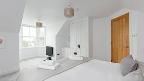 2 habitaciones, escritorio, tabla de planchar con plancha y wifi 