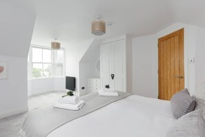 2 slaapkamers, een bureau, een strijkplank/strijkijzer, wifi