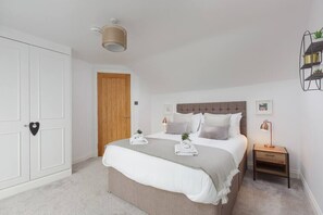 2 bedrooms, desk, iron/ironing board, WiFi