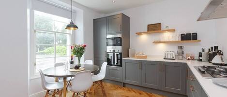 冷蔵庫、電子レンジ、オーブン、コンロ