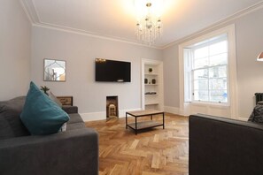 Een televisie, een open haard, videogames en boeken