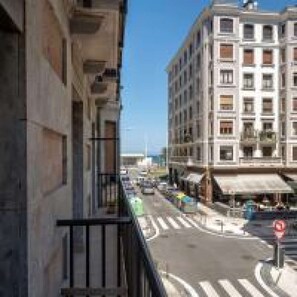 A multi-story building with a balcony on the left side. - Spacious, family-friendly apartment right on Zurriola Beach (Donostia)