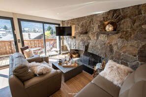 Smart TV, fireplace, ping pong