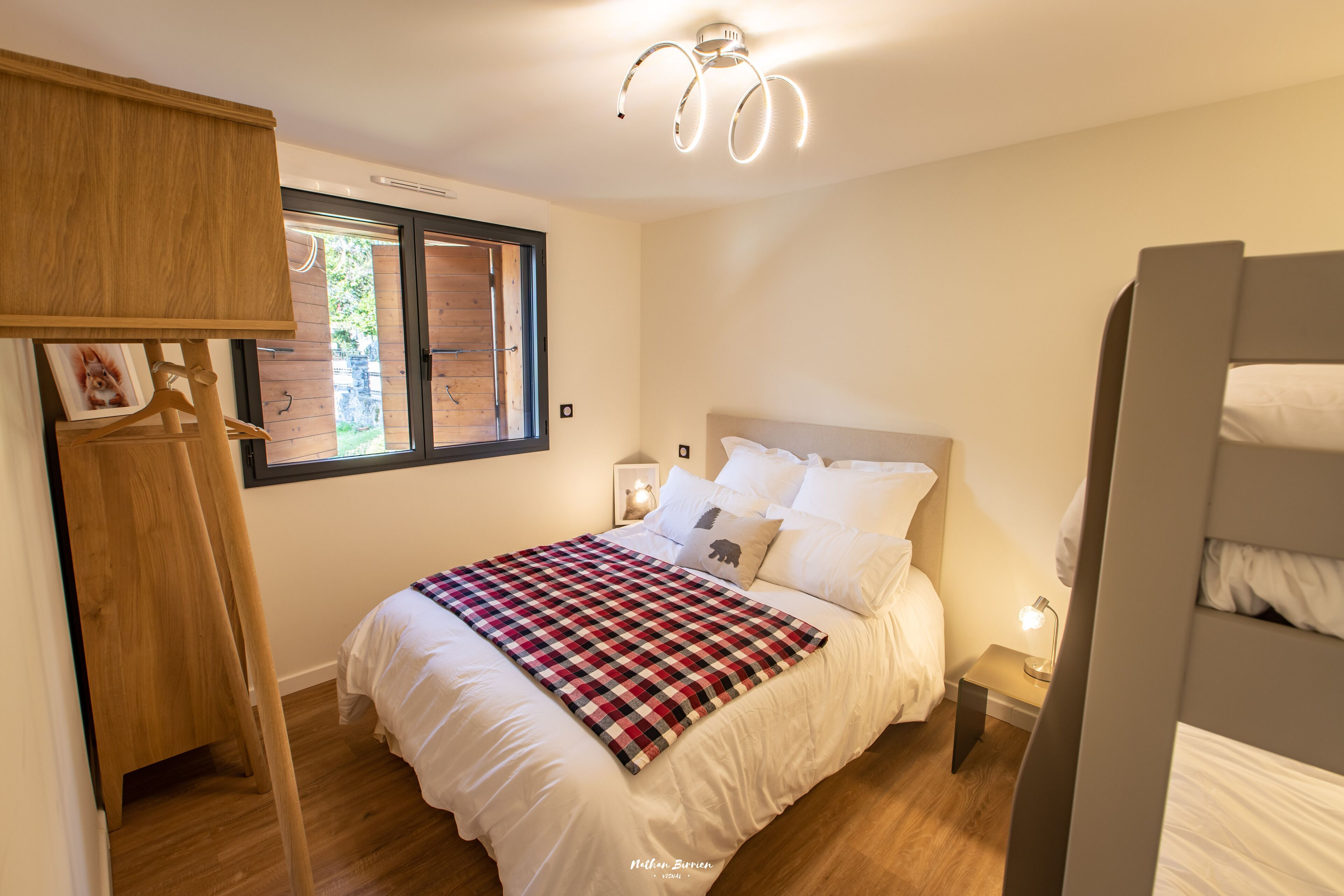 4 slaapkamers, een strijkplank/strijkijzer, reisbedje, gratis wifi