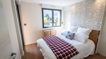 4 slaapkamers, een strijkplank/strijkijzer, reisbedje, gratis wifi