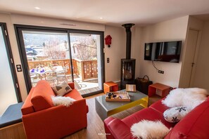 Una Smart TV, una chimenea, una mesa de tenis de mesa