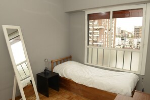 2 habitaciones, escritorio, tabla de planchar con plancha y wifi gratis 