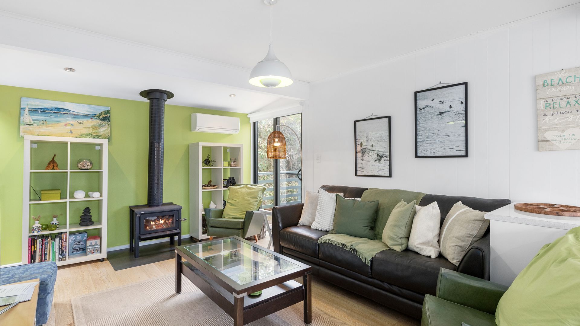 Televisie, een open haard en boeken