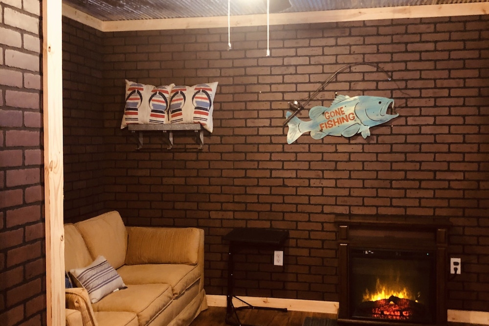 Pet friendly fisherman’s cabin 2 miles from the water