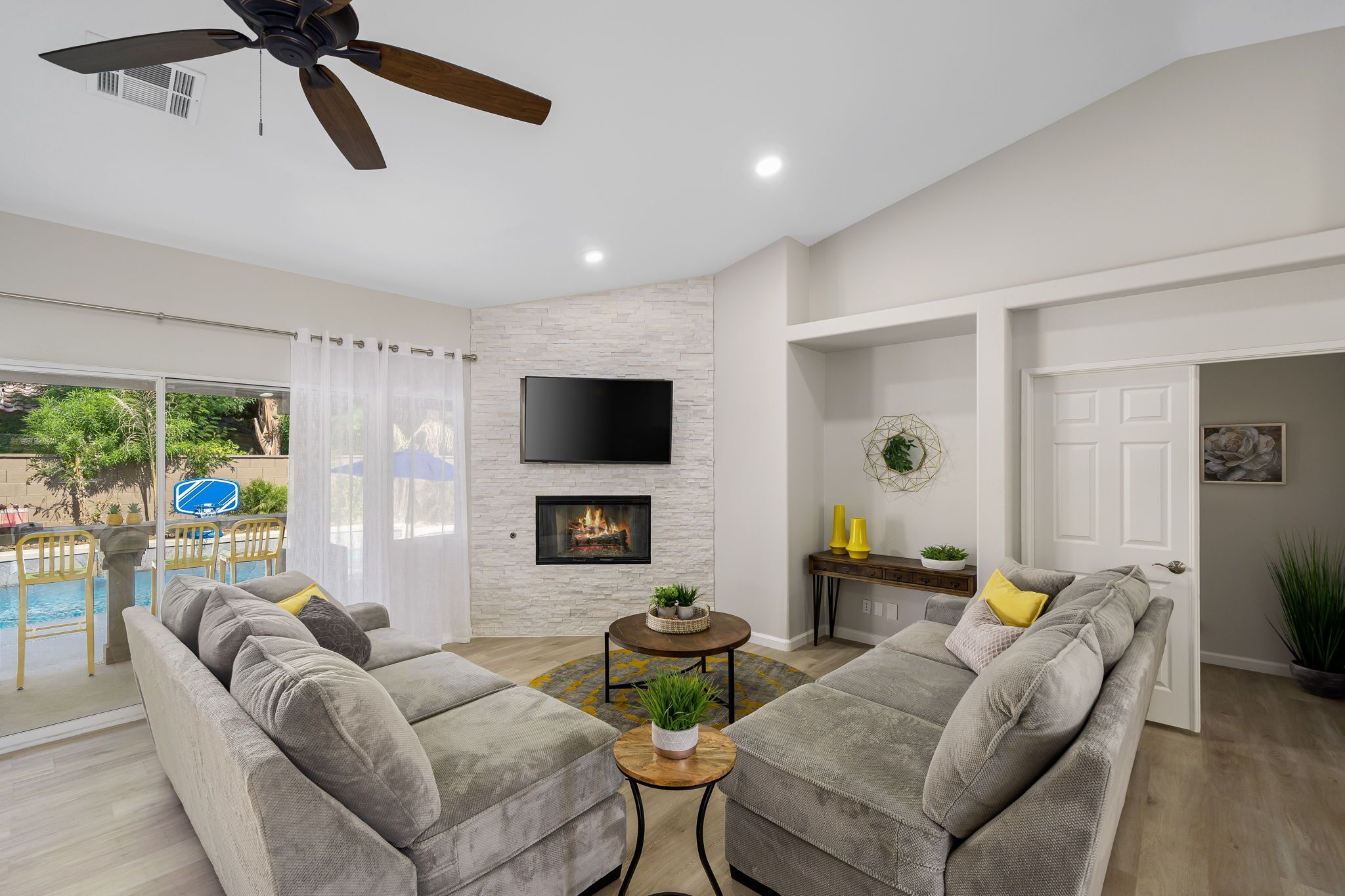 Resort Style Living, Arcade Room, Water Slide, Pool, Spa and more / 4bd 259344