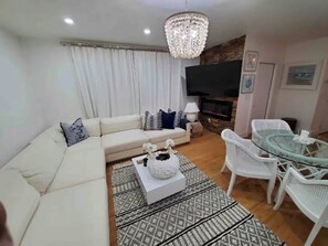 TV connectée, cheminée, livres