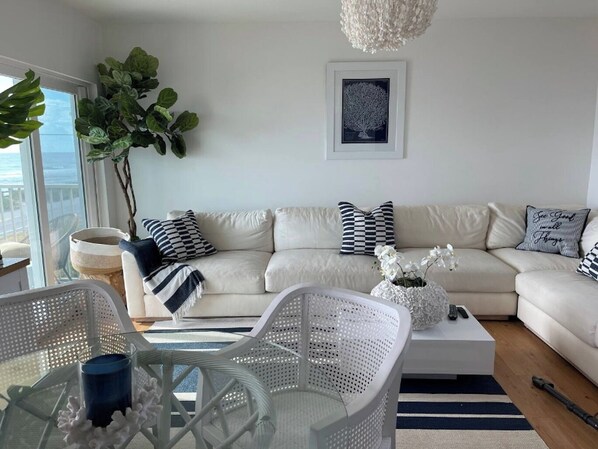 Smart TV, chimenea y libros 