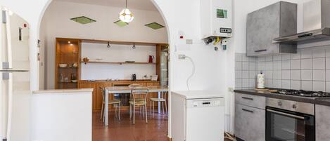 Four, plaque de cuisson, lave-vaisselle, cafetière/bouilloire