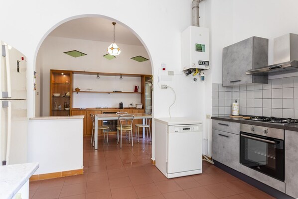 Oven, stovetop, dishwasher, coffee/tea maker