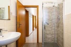 Shower, hair dryer, bidet - Marradi Apartment con Balcone (Livorno)