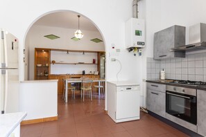 Ugn, spishäll, diskmaskin och kaffe- och tebryggare